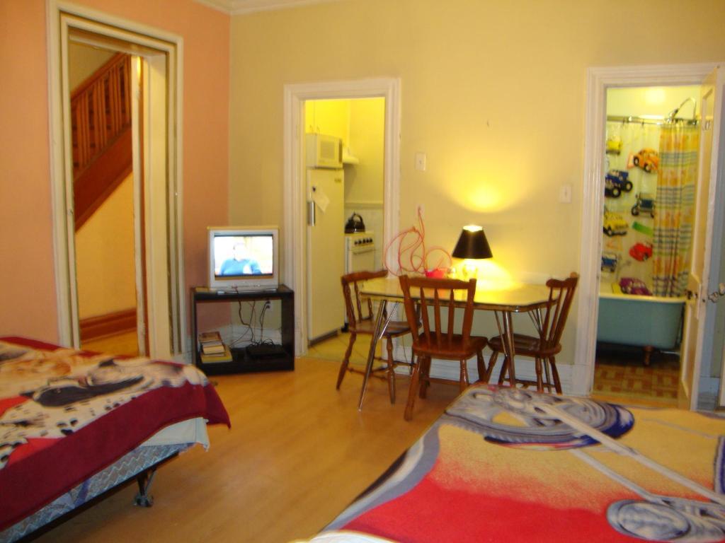 Hotel & Suites Place Des Arts Монреаль Номер фото
